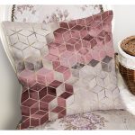 - K12347-Gorsel-1 - Realhomes RealHomes Pembe - Gri Zeminde Mozaik Motifli Geometrik Desenli Dijital Baskılı Yastık Kırlent Kılıfı Realhomes