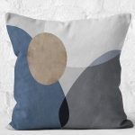 - K12349-Gorsel-2 - Realhomes RealHomes Kahverengi- Mavi Zeminde Kanvas Motifli Modern Sanat Desenli Dijital Baskılı Yastık Kırlent Kılıfı Realhomes