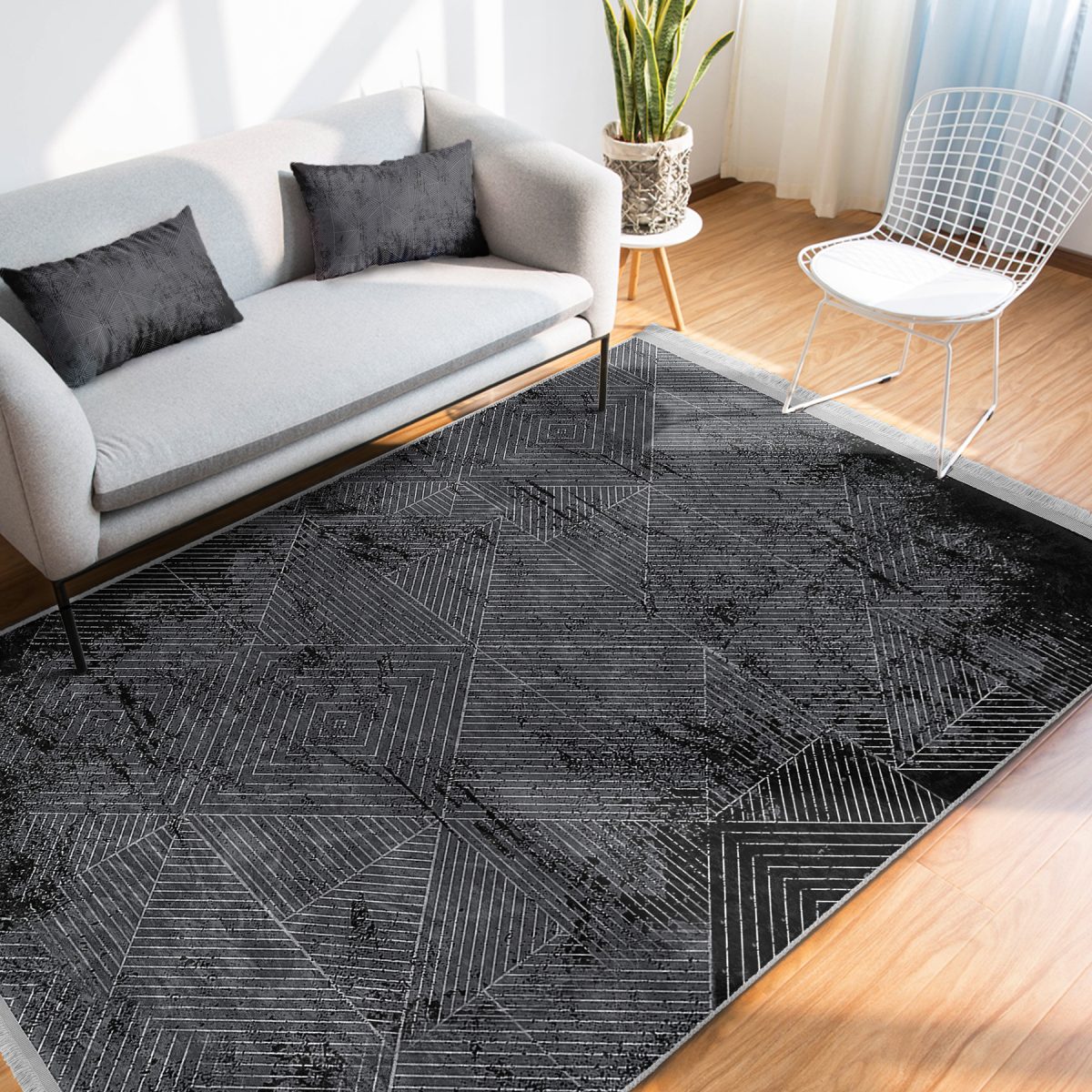 Siyah - Süme Zeminde Kilim Motifli Eskitme Desenli Geometrik Eskitme Motifli Salon & Oturma Odası Ofis Dijital Baskılı Makinede Yıkanabilir Kaymaz Taban Saçaklı Halı Realhomes