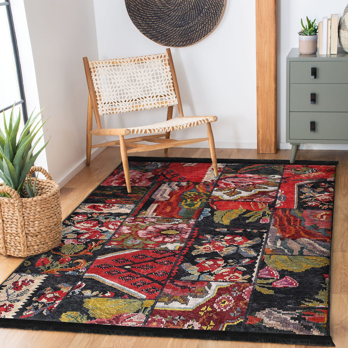 Siyah - Kırmızı Zeminde Patchwork Motifli Kanaviçe Desenli Vintage Floral Salon & Oturma Odası Koridor & Antre Dijital Baskılı Makinede Yıkanabilir Kaymaz Taban Saçaklı Halı Realhomes