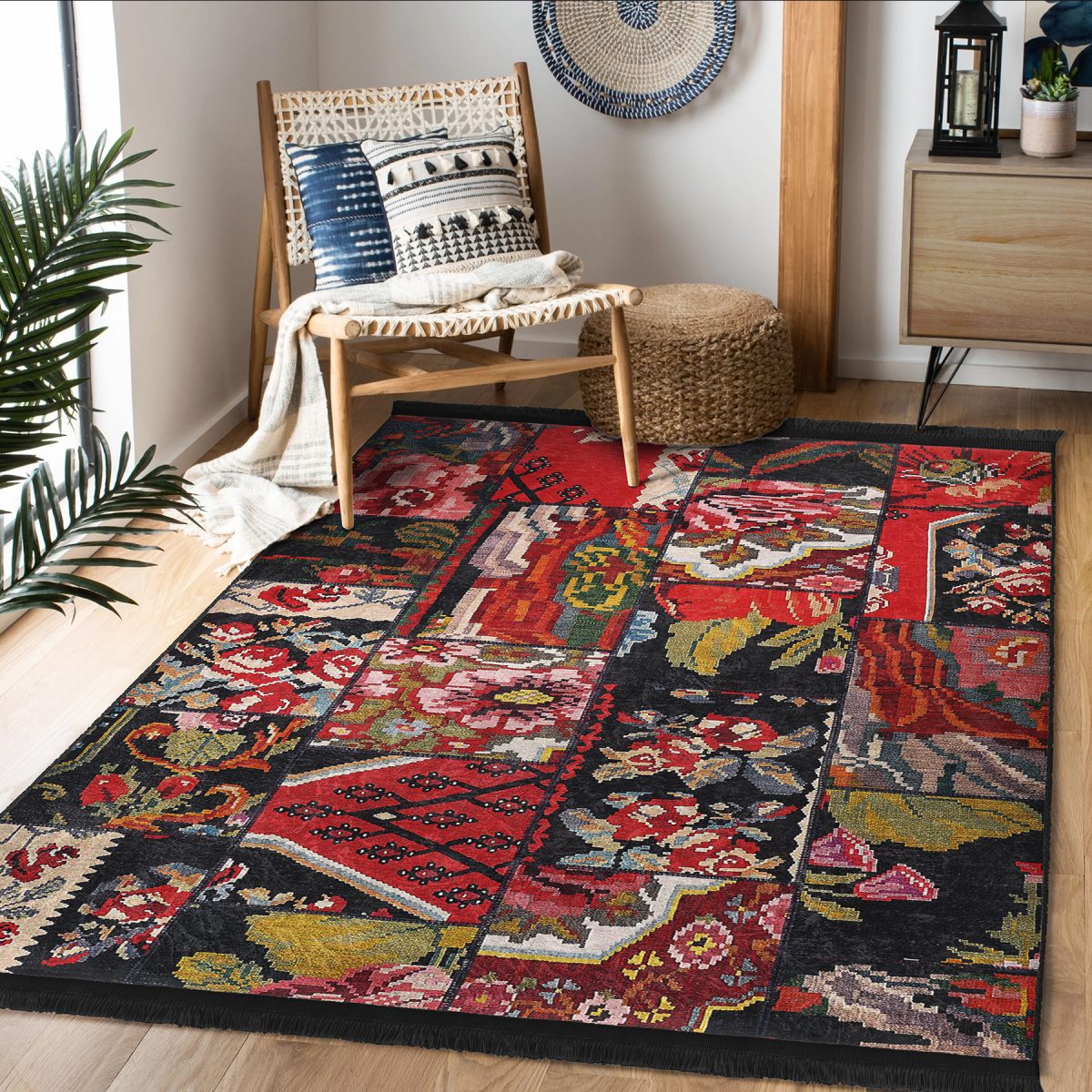 Siyah - Kırmızı Zeminde Patchwork Motifli Kanaviçe Desenli Vintage Floral Salon & Oturma Odası Koridor & Antre Dijital Baskılı Makinede Yıkanabilir Kaymaz Taban Saçaklı Halı Realhomes