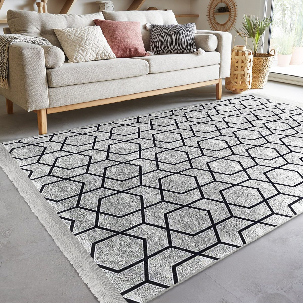 Gri Zeminde Siyah Geometrik Motifli Klasik Desenli Sade & Şık Geometrik Salon & Oturma Odası Koridor & Antre Dijital Baskılı Makinede Yıkanabilir Kaymaz Taban Saçaklı Halı Realhomes