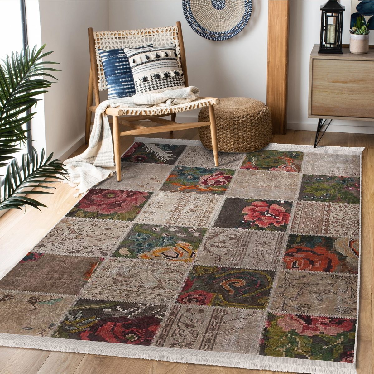 Bej Zeminde Patchwork Motifli Çiçek Desenli Vintage Klasik Salon & Oturma Odası Yatak Odası Dijital Baskılı Makinede Yıkanabilir Kaymaz Taban Saçaklı Halı Realhomes