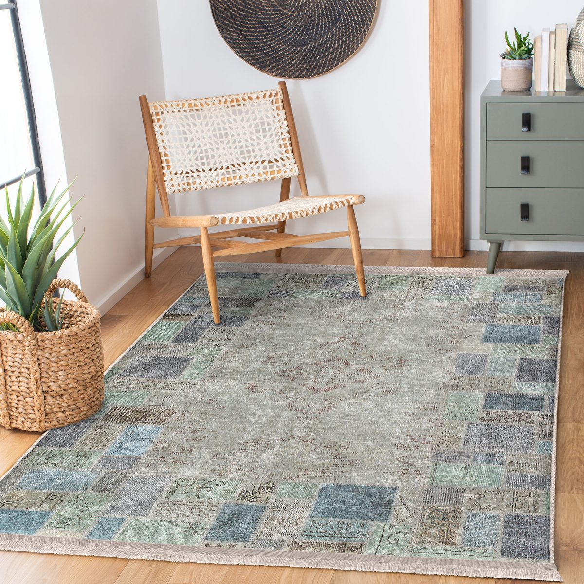 Krem - Mavi Zeminde Patchwork Motifli Yöresel Desenli Klasik Vintage Salon & Oturma Odası Yatak Odası Dijital Baskılı Makinede Yıkanabilir Kaymaz Taban Saçaklı Halı Realhomes