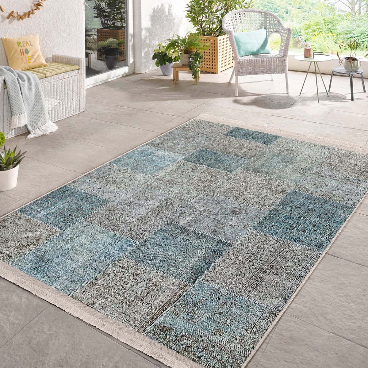 Krem - Mavi Zeminde Patchwork Motifli Geleneksel Desenli Vintage Klasik Salon & Oturma Odası Yatak Odası Dijital Baskılı Makinede Yıkanabilir Kaymaz Taban Saçaklı Halı Realhomes