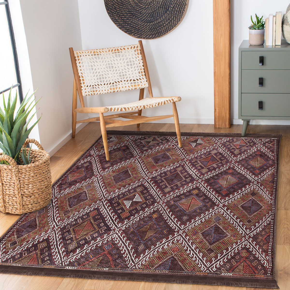 Kahverengi Zeminde Kilim Motifli Anadolu Desenli Avangarde Geometrik Salon & Oturma Odası Koridor & Antre Dijital Baskılı Makinede Yıkanabilir Kaymaz Taban Saçaklı Halı Realhomes