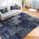 - HaliDik-Deluxe-11167-Gorsel - Realhomes Mavi Zeminde Patchwork Motifli Retro Desenli Klasik Vintage Salon & Oturma Odası Koridor & Antre Dijital Baskılı Makinede Yıkanabilir Kaymaz Taban Saçaklı Halı Realhomes