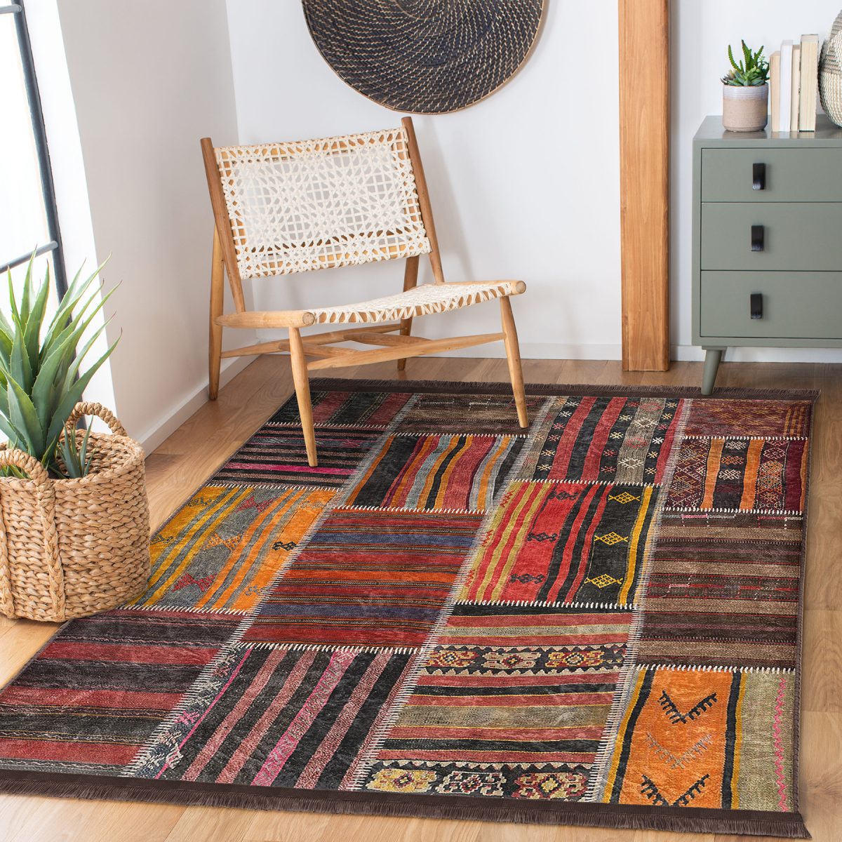 Kırmızı Zeminde Patchwork Motifli Etnik Desenli Vintage Klasik Salon & Oturma Odası Yatak Odası Dijital Baskılı Makinede Yıkanabilir Kaymaz Taban Saçaklı Halı Realhomes