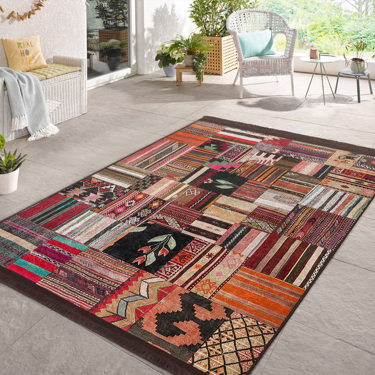 Siyah - Beyaz Zeminde Kırkyama Motifli Patchwork Desenli Vintage Sade & Şık Salon & Oturma Odası Yatak Odası Dijital Baskılı Makinede Yıkanabilir Kaymaz Taban Saçaklı Halı Realhomes