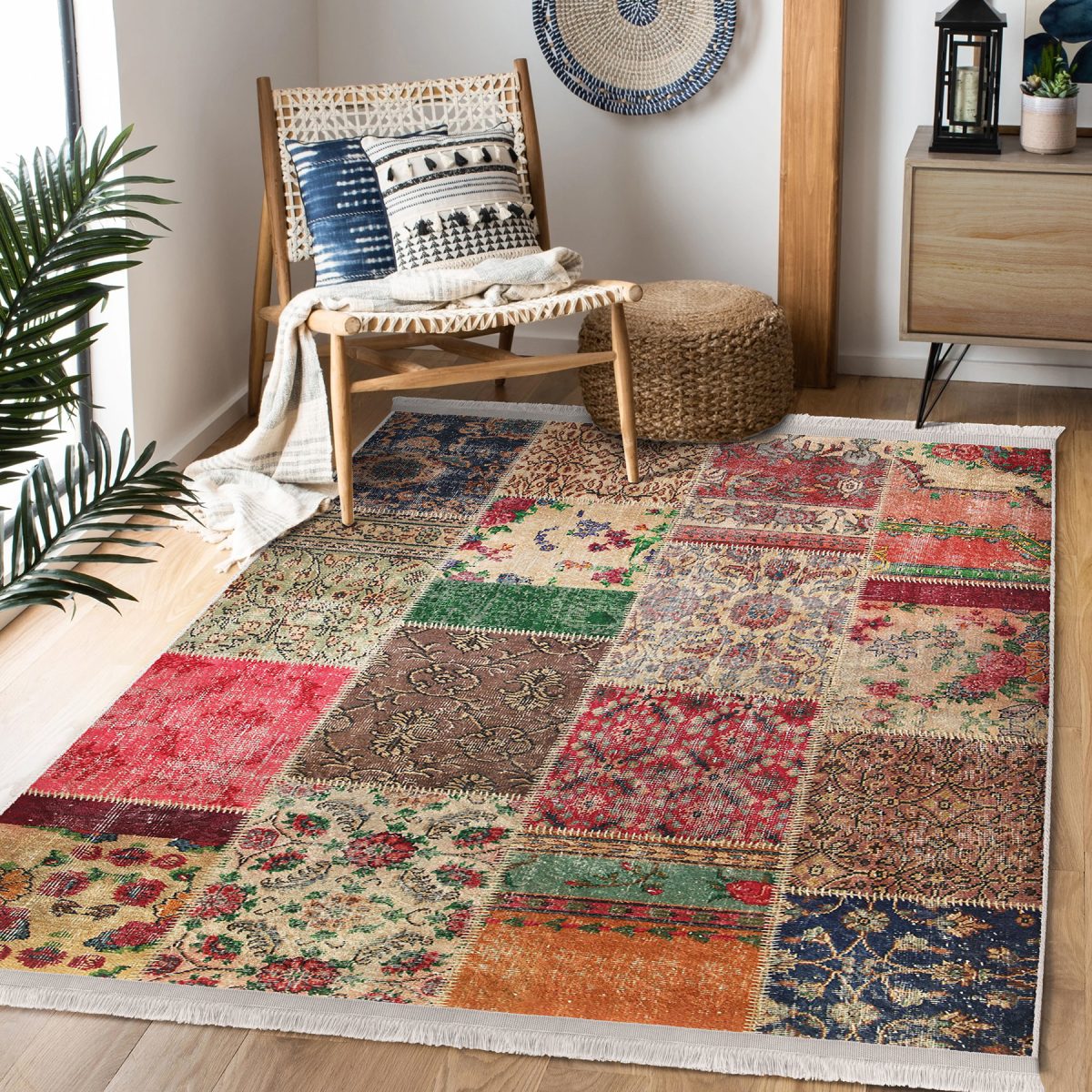 Kırmızı - Krem Zeminde Patchwork Motifli Geleneksel Desenli Vintage Etnik Motifler Salon & Oturma Odası Koridor & Antre Dijital Baskılı Makinede Yıkanabilir Kaymaz Taban Saçaklı Halı Realhomes