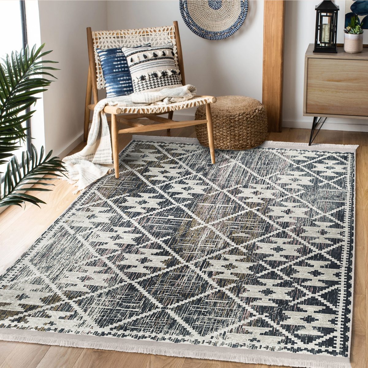 Gri - Bej Zeminde Aztek Motifli Eskitme Desenli Geometrik Klasik Koridor & Antre Salon & Oturma Odası Dijital Baskılı Makinede Yıkanabilir Kaymaz Taban Saçaklı Halı Realhomes