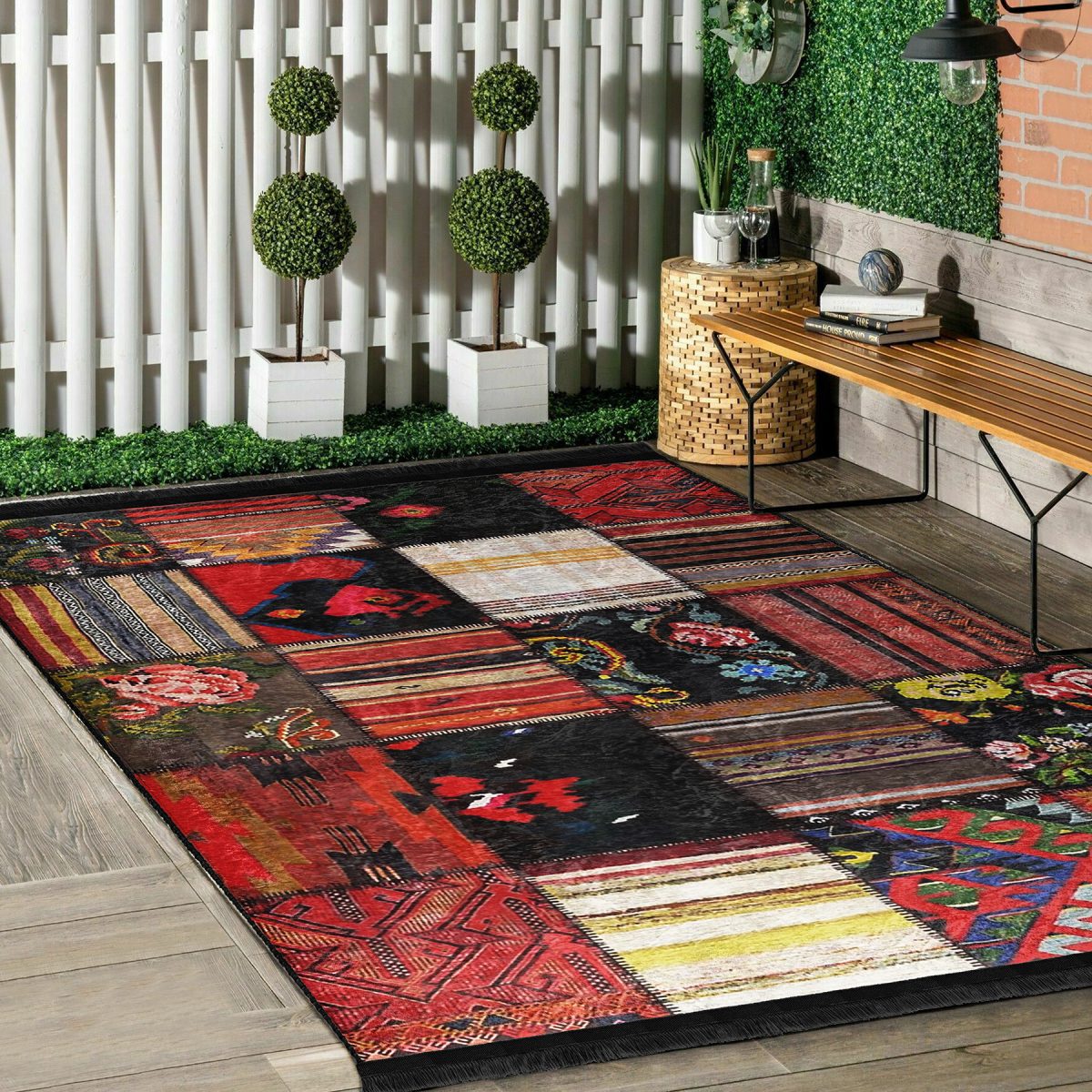 Siyah - Kırmızı Zeminde Patchwork Motifli Etnik Desenli Vintage Etnik Motifler Koridor & Antre Yatak Odası Dijital Baskılı Makinede Yıkanabilir Kaymaz Taban Saçaklı Halı Realhomes