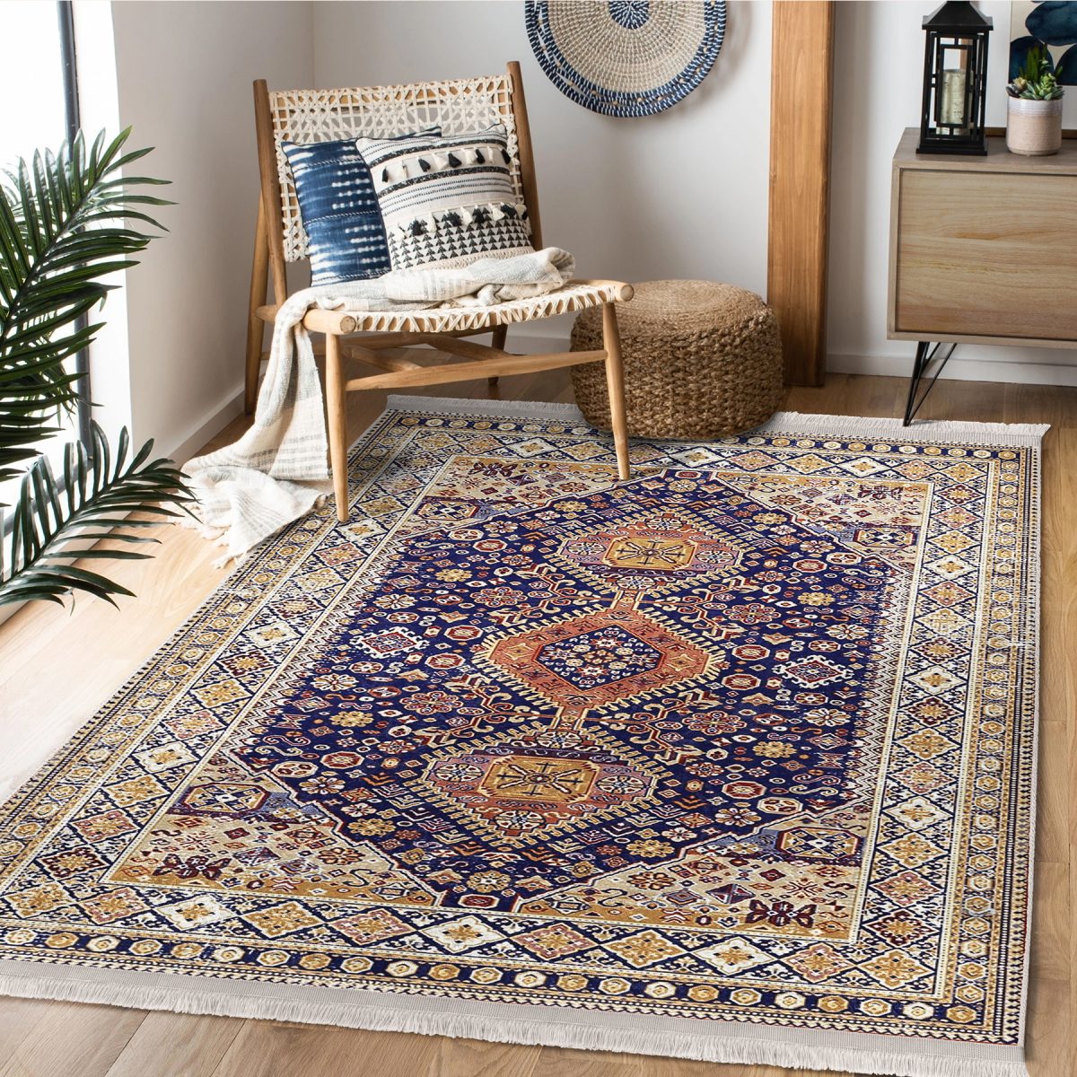 Lacivert Zeminde Uşak Motifli Kilim Desenli Avangarde Vintage Salon & Oturma Odası Yatak Odası Dijital Baskılı Makinede Yıkanabilir Kaymaz Taban Saçaklı Halı Realhomes