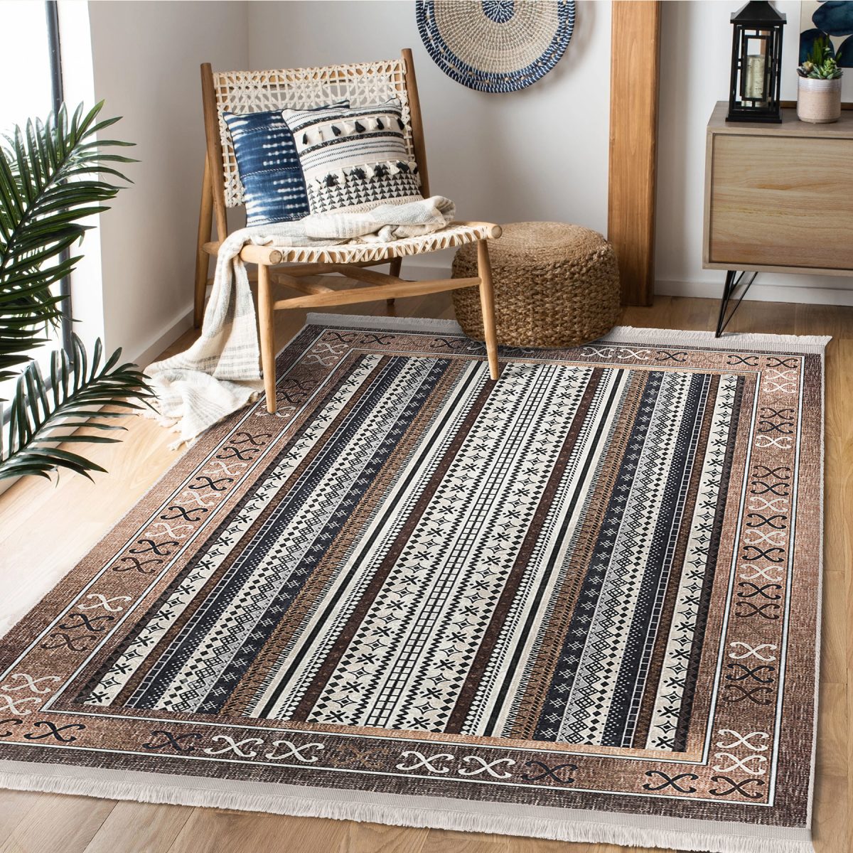 Kahverengi Zeminde Kilim Motifli Yöresel Desenli Etnik Motifler Vintage Salon & Oturma Odası Koridor & Antre Dijital Baskılı Makinede Yıkanabilir Kaymaz Taban Saçaklı Halı Realhomes