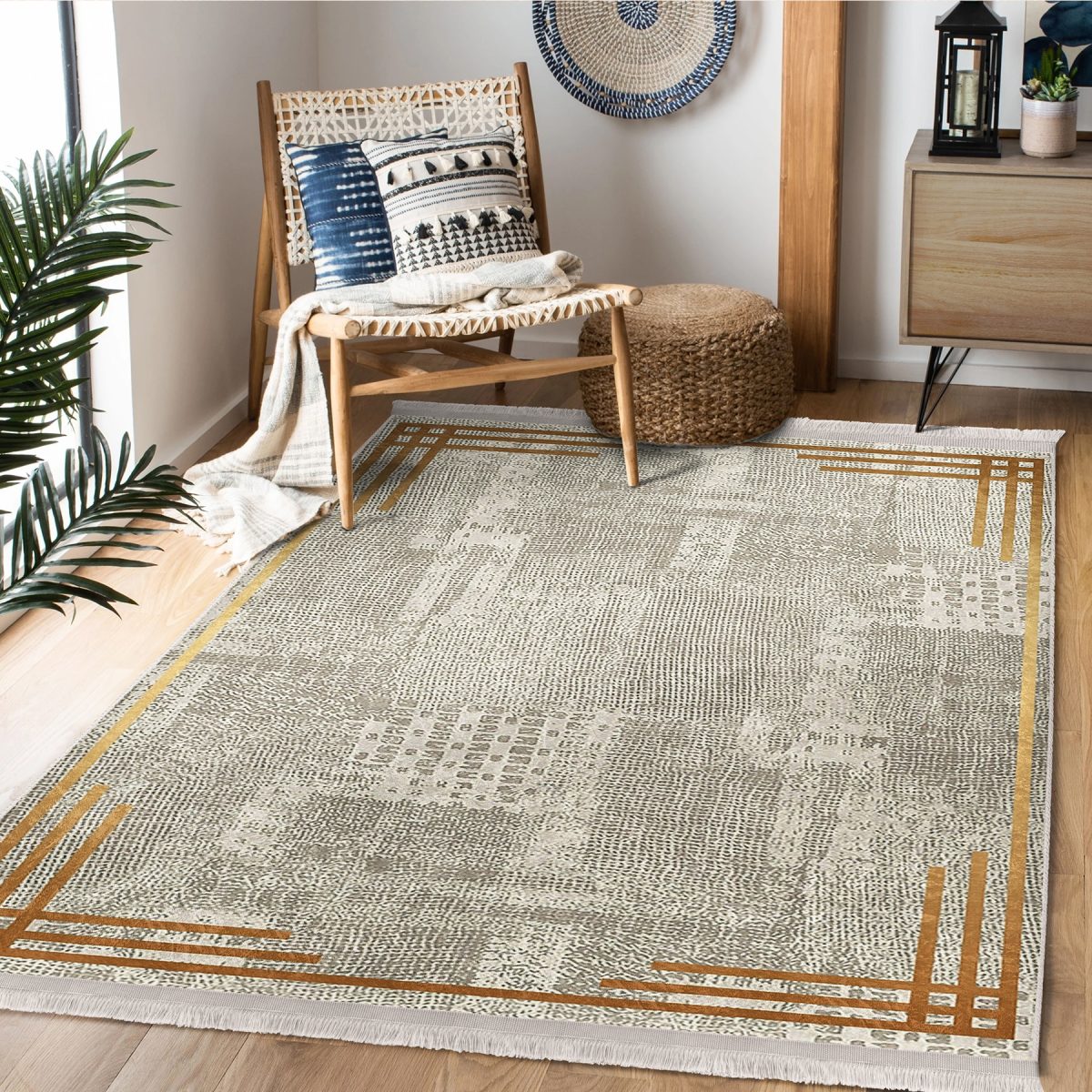 Krem - Gold Zeminde Çerçeveli Motifli Kilim Desenli Geometrik Sade & Şık Salon & Oturma Odası Yatak Odası Dijital Baskılı Makinede Yıkanabilir Kaymaz Taban Saçaklı Halı Realhomes