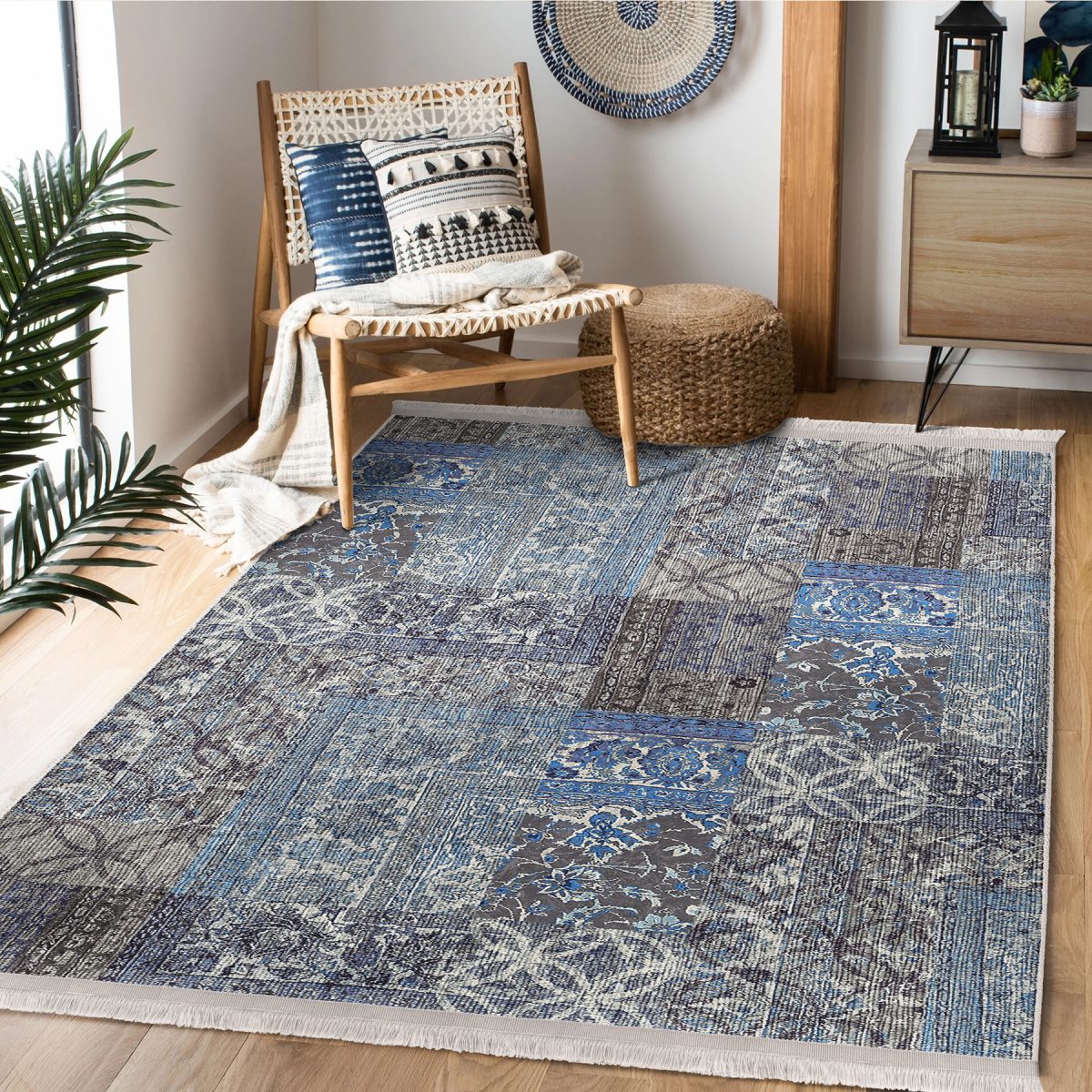 Mavi - Gri Zeminde Patchwork Motifli Etnik Desenli Vintage Eskitme Motifli Koridor & Antre Salon & Oturma Odası Dijital Baskılı Makinede Yıkanabilir Kaymaz Taban Saçaklı Halı Realhomes