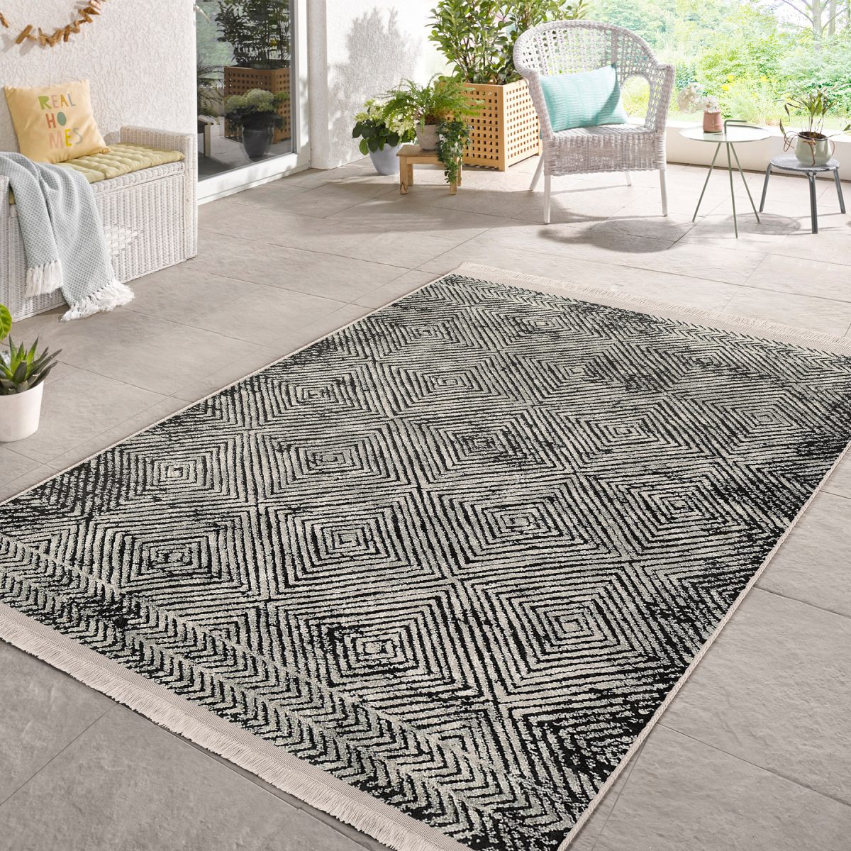 Ekru - Siyah Zeminde Kilim Motifli Dokuma Halı Desenli Geometrik Vintage Salon & Oturma Odası Dış Mekan & Outdoor Dijital Baskılı Makinede Yıkanabilir Kaymaz Taban Saçaklı Halı Realhomes