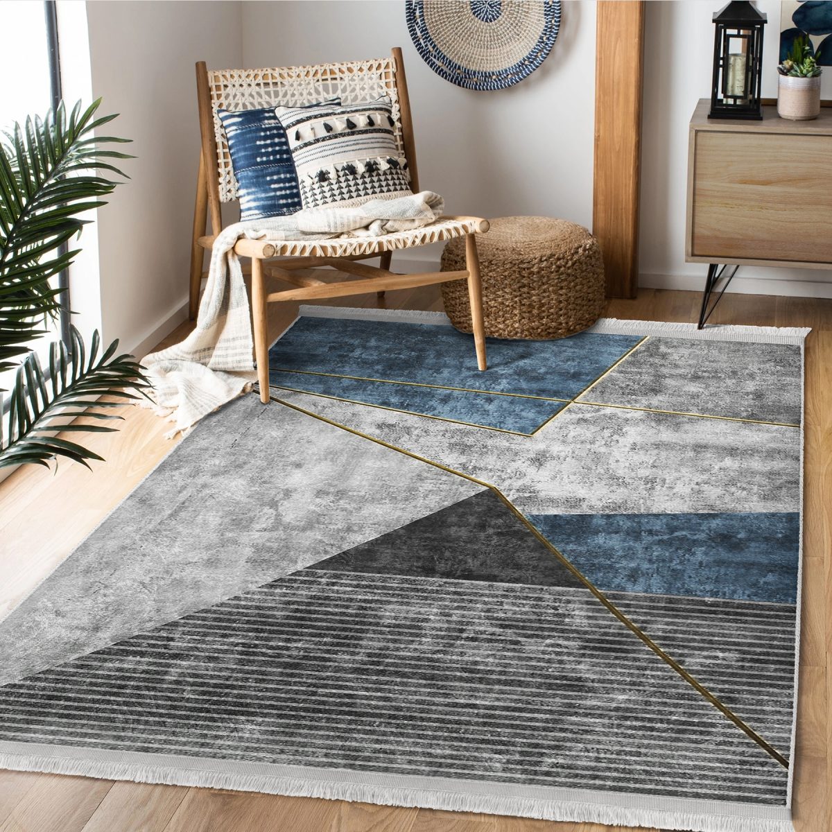 Gri - Mavi Zeminde Geometrik Motifli Gold Desenli Geometrik Modern Salon & Oturma Odası Yatak Odası Dijital Baskılı Makinede Yıkanabilir Kaymaz Taban Saçaklı Halı Realhomes