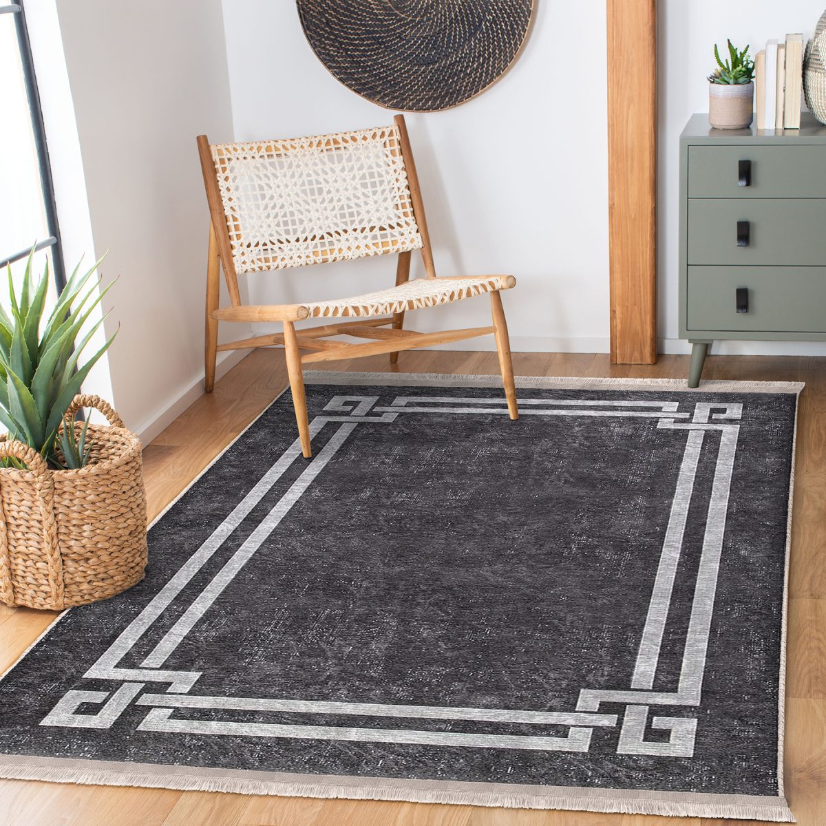Füme - Gri Zeminde Çerçeveli Motifli El Dokuma Desenli Avangarde Geometrik Salon & Oturma Odası Dış Mekan & Outdoor Dijital Baskılı Makinede Yıkanabilir Kaymaz Taban Saçaklı Halı Realhomes