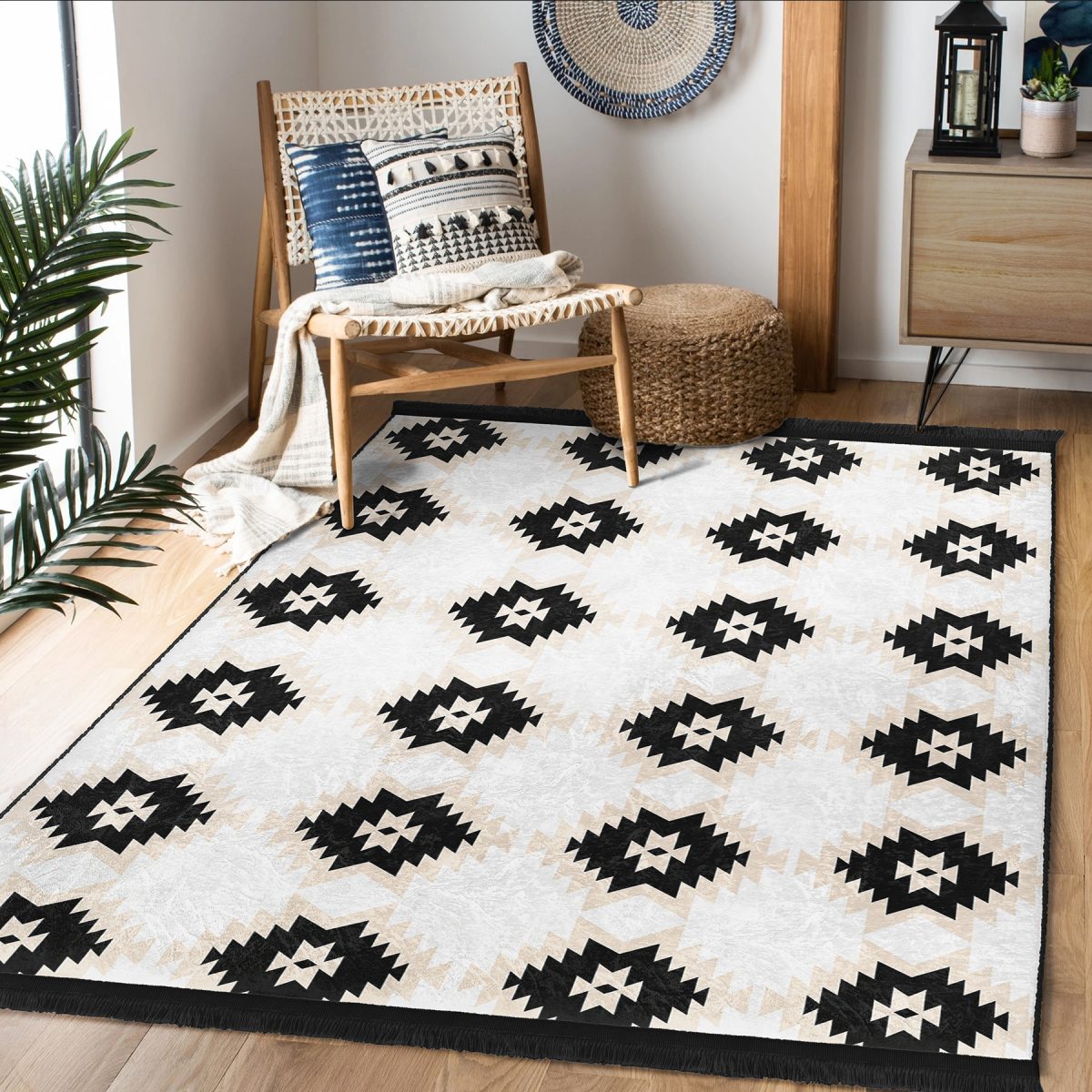 Siyah Zeminde Etnik Motifli Kilim Desenli Etnik Motifler Sade & Şık Koridor & Antre Salon & Oturma Odası Dijital Baskılı Makinede Yıkanabilir Kaymaz Taban Saçaklı Halı Realhomes