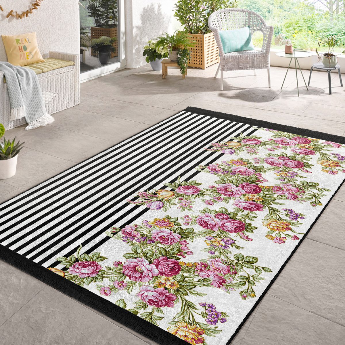 Siyah - Pembe Zeminde Çiçek Motifli Geometrik Desenli Floral Geometrik Mutfak Salon & Oturma Odası Dijital Baskılı Makinede Yıkanabilir Kaymaz Taban Saçaklı Halı Realhomes