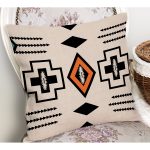 - K12386-Realhomes-Krem-Zemin-Siyah-Etnik-Figurlu-Geometrik-Tasarimli-Yastik-Kirlent-Kilifi-1 - Realhomes Realhomes Krem Zemin Siyah Etnik Figürlü Geometrik Tasarımlı Yastık Kırlent Kılıfı Realhomes