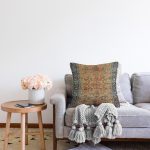 - Rasel-K12354-Gorsel-1 - Realhomes Realhomes Eskitme Motifli Çiçekli Tasarım Dijital Baskılı Raşel Kadife Yastık Kırlent Kılıfı Realhomes