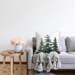 - Rasel-K12364-Gorsel-1 - Realhomes Realhomes Beyaz Zeminli Çam Ağaçları Özel Tasarımlı Dijital Baskılı Raşel Kadife Yastık Kırlent Kılıfı Realhomes