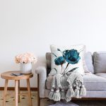 - Rasel-K12367-Gorsel-1 - Realhomes Realhomes Guaj Boya Çizimli Mavi Gül Tasarımlı Dijital Baskılı Raşel Kadife Yastık Kırlent Kılıfı Realhomes