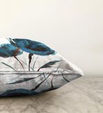 - Rasel-K12367-Gorsel-2 - Realhomes Realhomes Guaj Boya Çizimli Mavi Gül Tasarımlı Dijital Baskılı Raşel Kadife Yastık Kırlent Kılıfı Realhomes