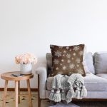 - Rasel-K12378-Gorsel-1 - Realhomes Realhomes Kahverengi Zeminli Kar Taneleri Özel Tasarım Dijital Baskılı Raşel Kadife Yastık Kırlent Kılıfı Realhomes