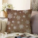 - Rasel-K12378-Gorsel - Realhomes Realhomes Kahverengi Zeminli Kar Taneleri Özel Tasarım Dijital Baskılı Raşel Kadife Yastık Kırlent Kılıfı Realhomes