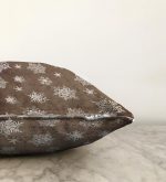 - Rasel-K12378-Gorsel-2 - Realhomes Realhomes Kahverengi Zeminli Kar Taneleri Özel Tasarım Dijital Baskılı Raşel Kadife Yastık Kırlent Kılıfı Realhomes