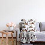 - Rasel-K12379-Gorsel-1 - Realhomes  Realhomes Kış Temalı Karla Kaplı Evler Çizimli Dijital Baskılı Raşel Kadife Yastık Kırlent Kılıfı Realhomes