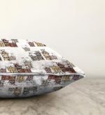 - Rasel-K12379-Gorsel-2 - Realhomes  Realhomes Kış Temalı Karla Kaplı Evler Çizimli Dijital Baskılı Raşel Kadife Yastık Kırlent Kılıfı Realhomes