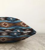 - Rasel-K12380-Gorsel-2 - Realhomes Realhomes Geometrik Tasarımlı İskandinav Motifli Dijital Baskılı Raşel Kadife Yastık Kırlent Kılıfı Realhomes