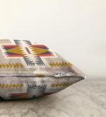 - Rasel-K12382-Gorsel-2 - Realhomes  Realhomes Krem Zemin Renkli Geometrik Desen Etnik Motifli Raşel Kadife Yastık Kırlent Kılıfı Realhomes