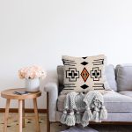 Realhomes Krem Zemin Siyah Etnik Figürlü Geometrik Tasarımlı Raşel Kadife Yastık Kırlent Kılıfı Realhomes