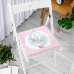 - Frm-4320p-Gorsel-1 - Realhomes Pembe Zeminde Uçan Balon Desenli Dijital Baskılı Modern Fermuarlı Sandalye Minderi Realhomes