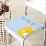 - Frm-4372m-Gorsel-3 - Realhomes Mavi Zeminde Sarı Ayıcık Hello Motifli Çocuk Odası Fermuarlı Sandalye Minderi Realhomes