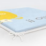 - Frm-4372m-Gorsel-5 - Realhomes Mavi Zeminde Sarı Ayıcık Hello Motifli Çocuk Odası Fermuarlı Sandalye Minderi Realhomes