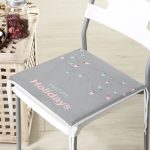 Gri Zemin Happy Holidays Yazılı Özel Tasarımlı Dijital Baskılı Çocuk Odası Fermuarlı Sandalye Minderi Realhomes