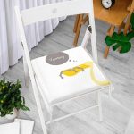 - Frm-4590-Gorsel-1 - Realhomes Beyaz Zeminde Leylek Motifli Özel Tasarım Çocuk Odası Fermuarlı Sandalye Minderi Realhomes