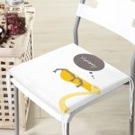 - Frm-4590-Gorsel-3 - Realhomes Beyaz Zeminde Leylek Motifli Özel Tasarım Çocuk Odası Fermuarlı Sandalye Minderi Realhomes