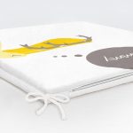 - Frm-4590-Gorsel-5 - Realhomes Beyaz Zeminde Leylek Motifli Özel Tasarım Çocuk Odası Fermuarlı Sandalye Minderi Realhomes