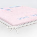 - Frm-4638-Gorsel-5 - Realhomes Pembe Zemin Pelikan Ve Kuş Desenli Özel Tasarımlı Dijital Baskılı Çocuk Odası Fermuarlı Sandalye Minderi Realhomes