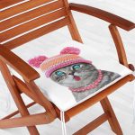 - Frm-5639-Gorsel-1 - Realhomes Şapkalı Mavi Gözlü Sevimli Kedi Dijital Baskılı Fermuarlı Sandalye Minderi Realhomes