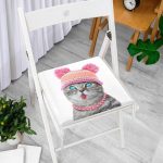 - Frm-5639-Gorsel-2 - Realhomes Şapkalı Mavi Gözlü Sevimli Kedi Dijital Baskılı Fermuarlı Sandalye Minderi Realhomes