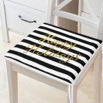 - Frm-7696-Gorsel - Realhomes Beyaz Zeminde Siyah Çizgili Gold Yazılı Happy Holidays Yazılı Dijital Baskılı Modern Fermuarlı Sandalye Minderi Realhomes