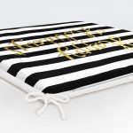 - Frm-7696-Gorsel-5 - Realhomes Beyaz Zeminde Siyah Çizgili Gold Yazılı Happy Holidays Yazılı Dijital Baskılı Modern Fermuarlı Sandalye Minderi Realhomes